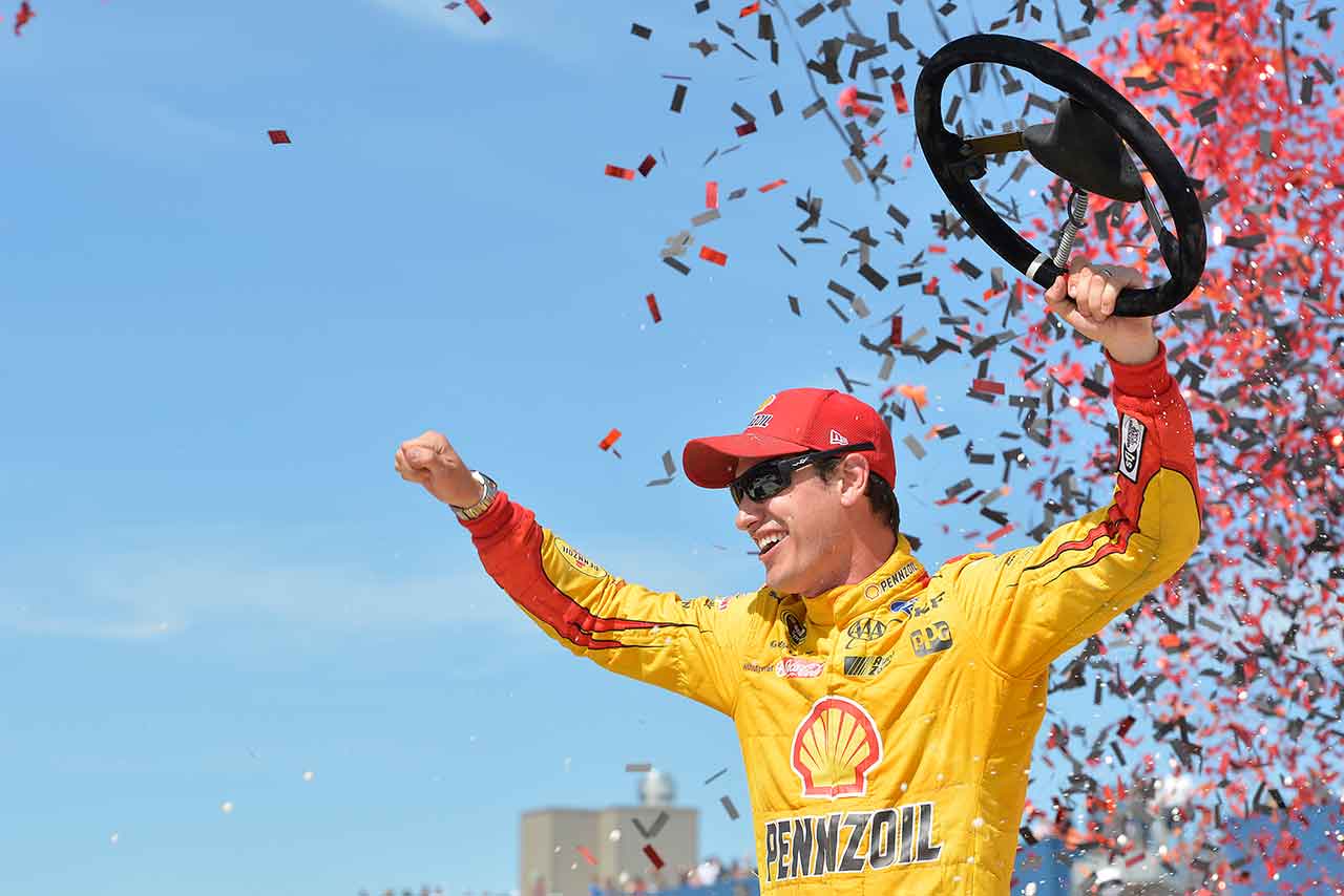 NASCAR第15戦ミシガンで優勝した ジョーイ・レガノ（フォード・フュージョン）