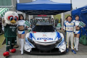 アルウィンを盛り上げたEpson NSX CONCEPT-GTと中嶋大祐、レースクイーンの秋月清華さん、鈴木紗楽さん