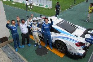 無事にデモランを終え、笑顔の大祐とクルーたち