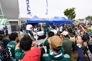 Epson NSX CONCEPT-GTが展示されたブースには、多くのサポーターが詰めかけた。