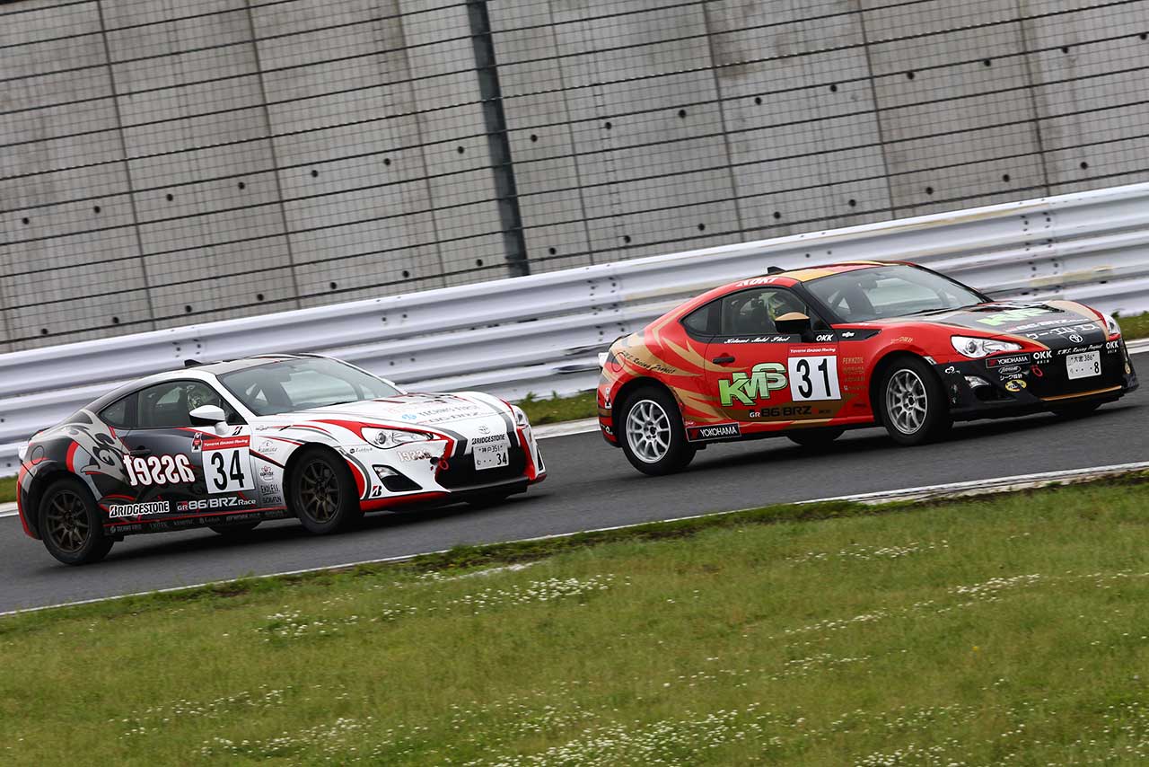 86／BRZ第4戦富士 激しい順位争いを演じる青木孝行（ケーエムエスADVAN 86R）と佐々木雅弘（asset・テクノ・BS86）