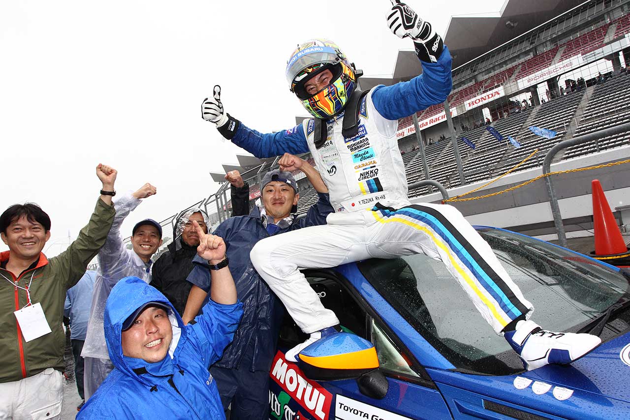 86／BRZ第4戦富士 クラブマンシリーズ優勝の手塚祐弥（栃木スバルOTモチュールBRZ）。スバルBRZに両シリーズ初の勝利をもたらした