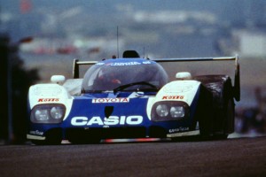 1992年のル・マンで表彰台を獲得したカシオカラーのTS010