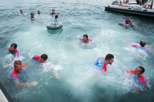 WRC第6戦イタリア 勝利を喜ぶヒュンダイ・モータースポーツのスタッフたち。ラリー・イタリアでは港の海に飛び込むのが恒例となっている。