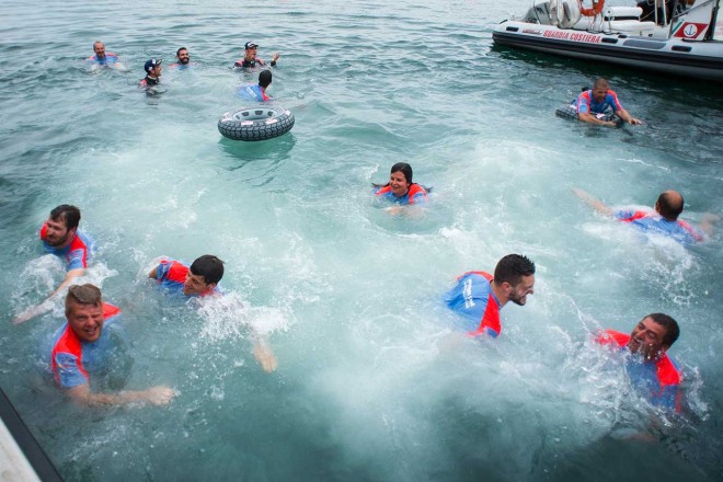 WRC第6戦イタリア 勝利を喜ぶヒュンダイ・モータースポーツのスタッフたち。ラリー・イタリアでは港の海に飛び込むのが恒例となっている。