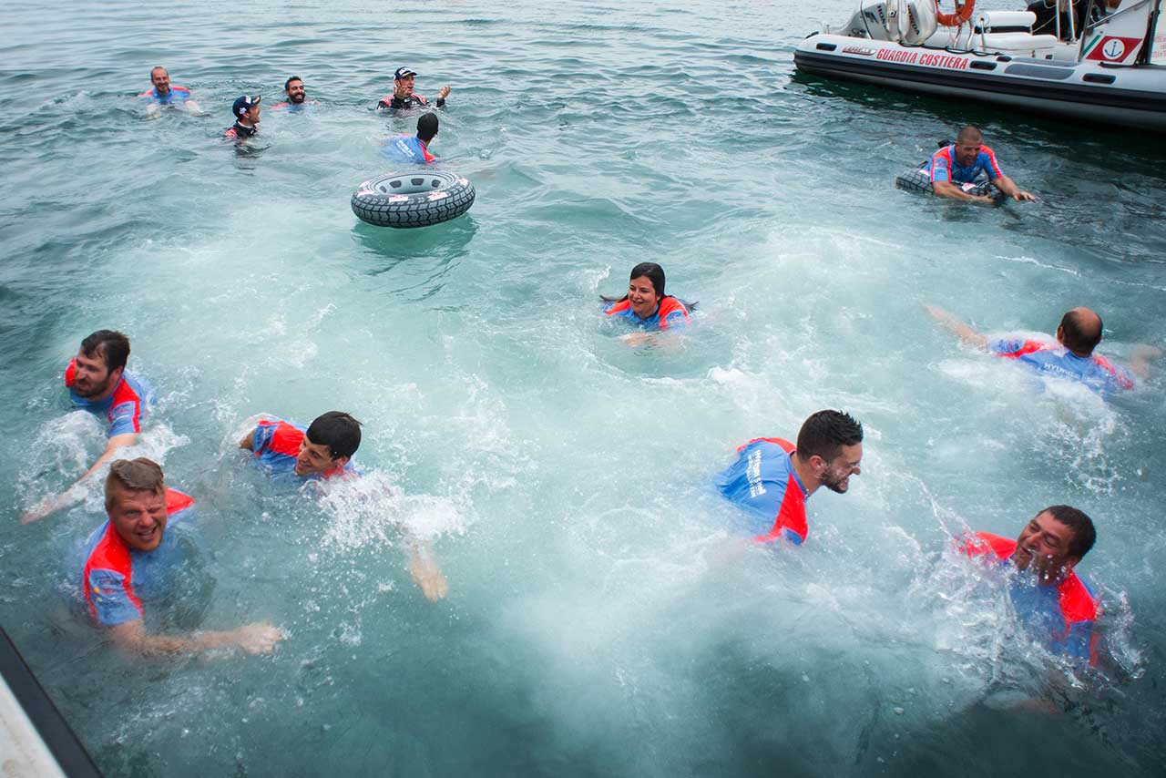 WRC第6戦イタリア 勝利を喜ぶヒュンダイ・モータースポーツのスタッフたち。ラリー・イタリアでは港の海に飛び込むのが恒例となっている。