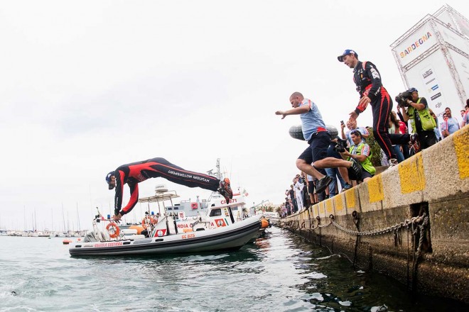 WRC第6戦イタリア 勝利を喜ぶヒュンダイ・モータースポーツのスタッフたち。ラリー・イタリアでは港の海に飛び込むのが恒例となっている。