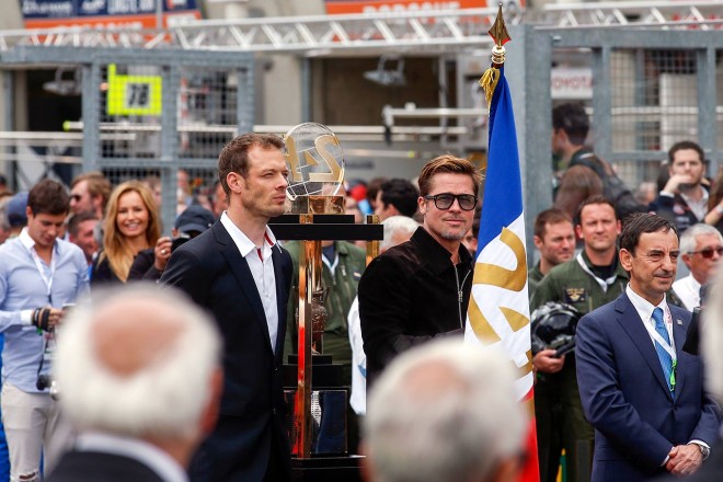 ル・マン24時間の決勝レーススタートに登場したブラッド・ピット氏