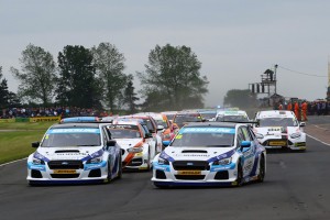 BTCCクロフト プラとターキントンのスバル・レヴォーグ