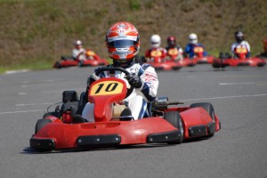 YES !! HAPPY KART ! でカートをドライブする小暮卓史