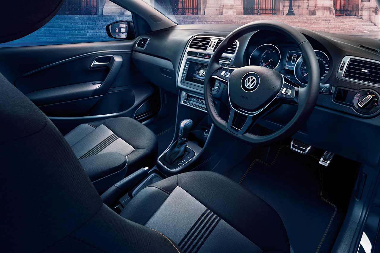 特別限定車『ALLSTAR（オールスター）』には、専用ファブリックシート、純正ナビが標準装備される