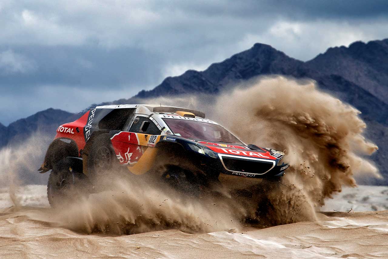 今年のダカールを制したマシンに足回りのリファイン、エアコンの導入などの改良が加えられたプジョー2008DKRs