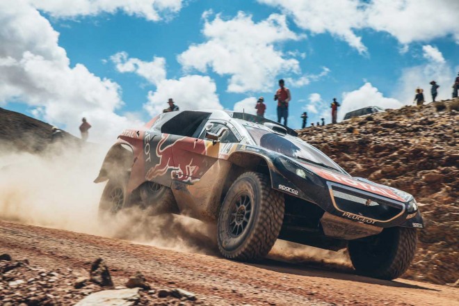 今年のダカールを制したマシンに足回りのリファイン、エアコンの導入などの改良が加えられたプジョー2008DKRs