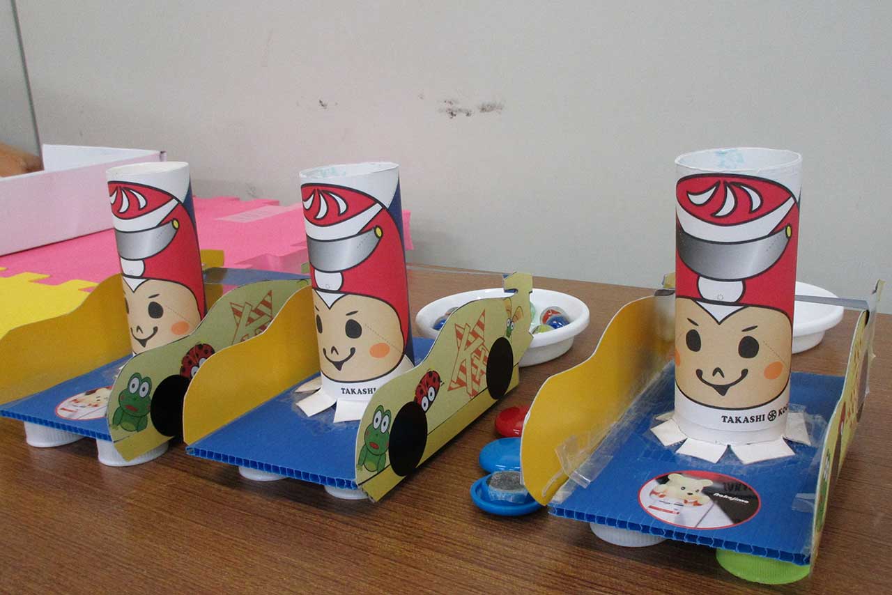 工作教室で制作された『ビー玉 DE レーシングカー』