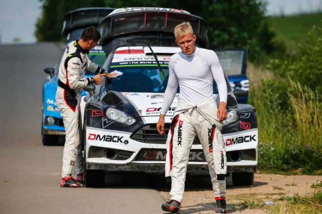 DMACKタイヤ初勝利目前で無常のパンクに見舞われたオット・タナク（フォード・フィエスタRS WRC）