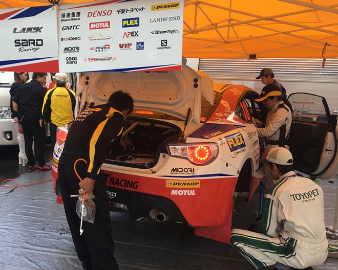 実戦研修としてディーラーメカニック2名も参加。ノーミスでサービスをこなした