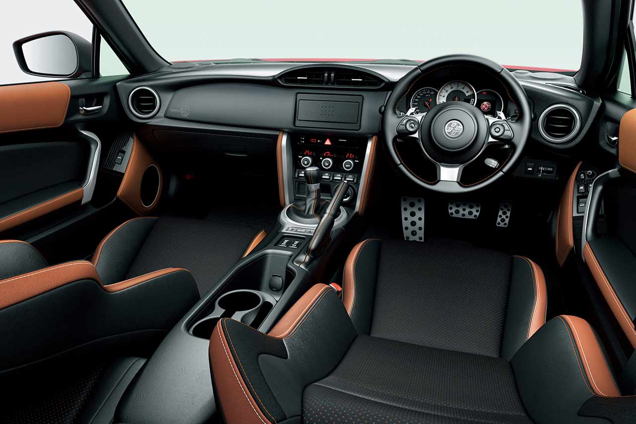 マイナーチェンジされたトヨタ86のインテリアには、レザー調素材が多用されている