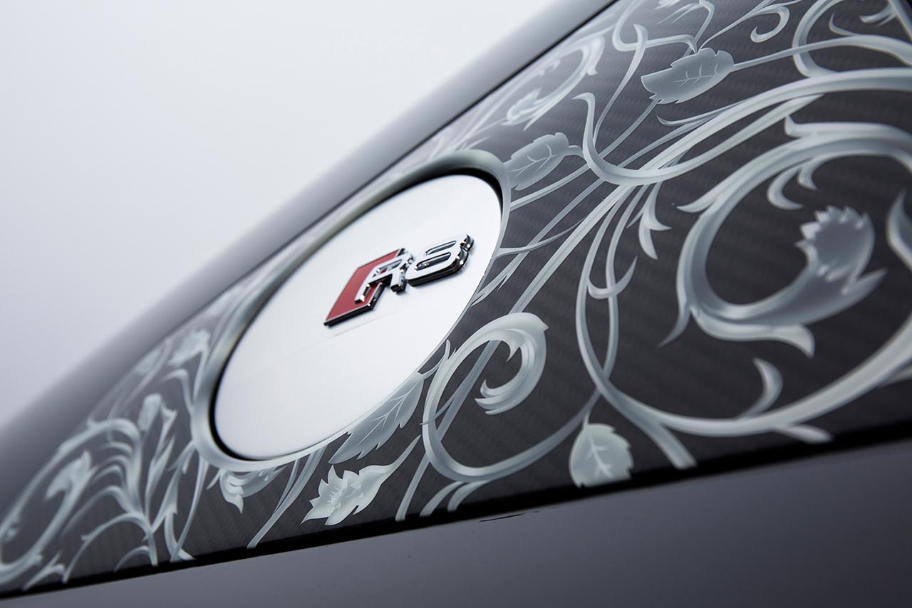 作中のアウディR8にはオリジナルのレリーフが描かれている