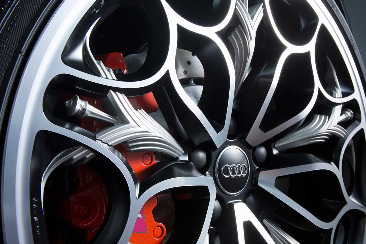 作中に登場するアウディR8には特徴的なデザインのホイールが装着されている