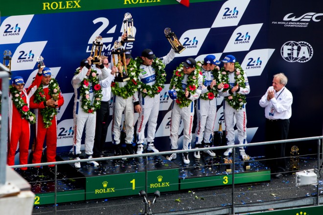 勝者のジョーイ・ハンド／ディルク・ミューラー／セバスチャン・ブルデー組と3位に入ったライアン・ブリスコ／リチャード・ウエストブルック／スコット・ディクソン組