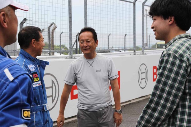 御殿場市役所モータースポーツ部のスーパーバイザーにはトムス関谷正徳監督が就任している