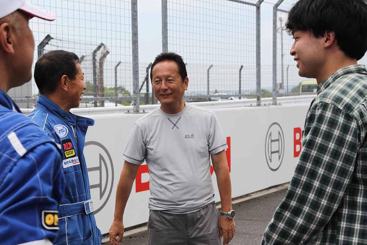 御殿場市役所モータースポーツ部のスーパーバイザーにはトムス関谷正徳監督が就任している