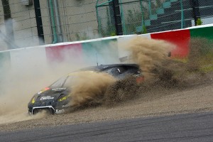 1コーナーでコースアウトを喫したDIRECTION 108 HURACAN