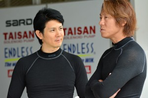 脇阪薫一と話し込む中野信治