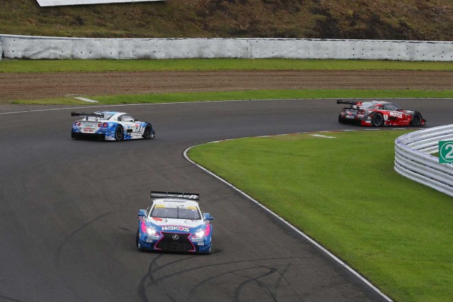 2016スーパーGT第4戦SUGO　GT300の車両と接触してスピンしたWAKO’S 4CR RC F