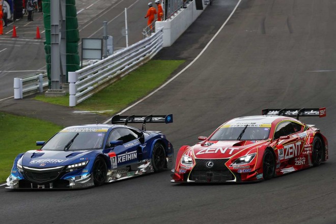 2016スーパーGT第4戦SUGO　トップ争いを繰り広げるKEIHIN NSX CONCEPT-GTとZENT CERUMO RC F