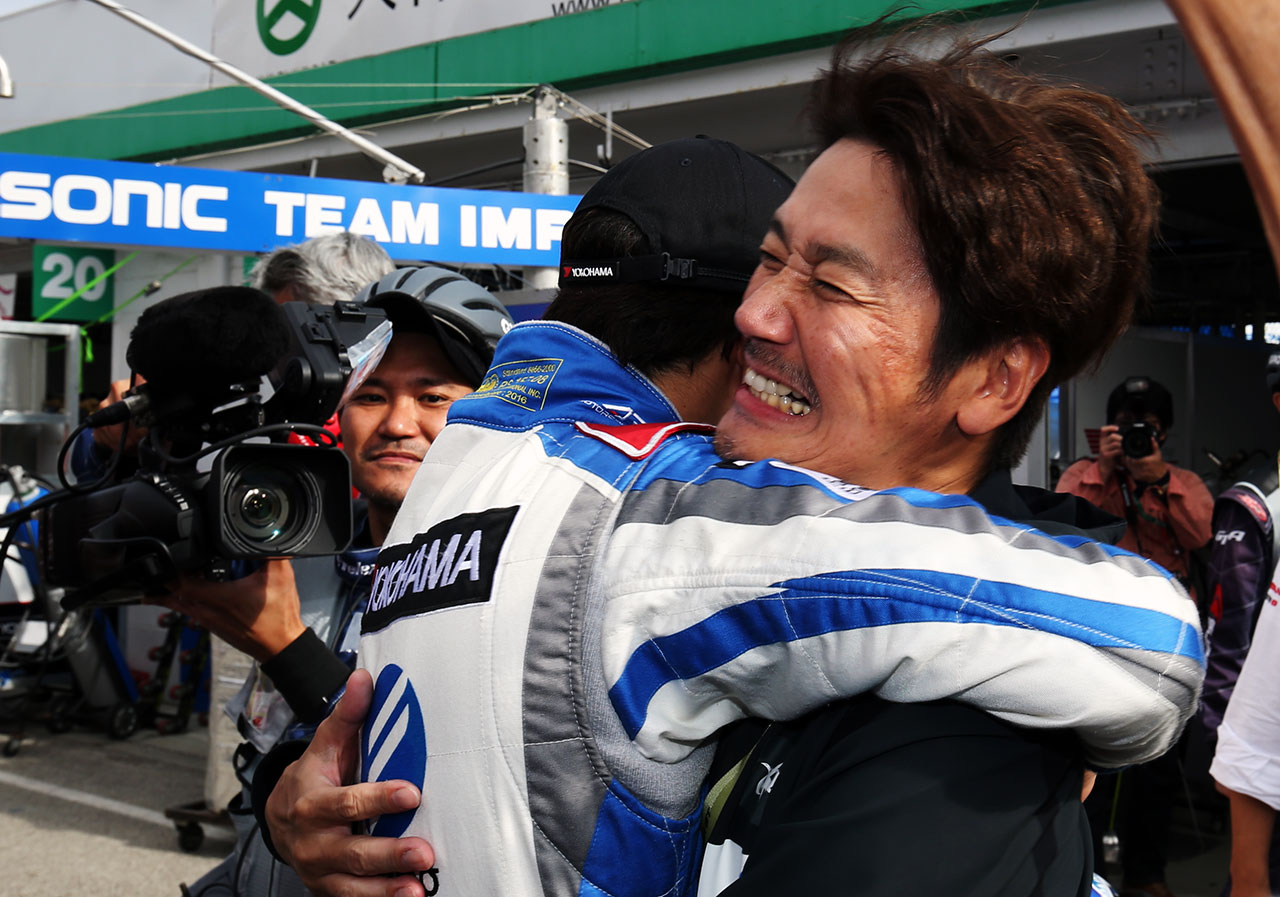 ギャンブラーにして策士──近藤監督が魅せた大逆転への“ふたつの英断” スーパーGT autosport web