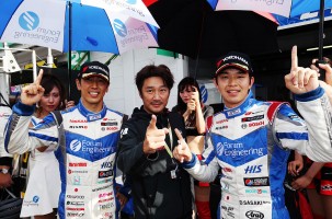 波乱のレースで見事、逆転優勝を果たした近藤真彦監督と佐々木大樹、柳田真孝