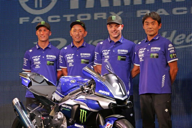 ヤマハファクトリーレーシングチームの中須賀克行、ポル・エスパロガロ、アレックス・ロウズと吉川和多留監督