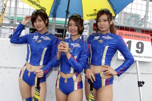 WedsSport Racing Galsの藤木由貴さん、河瀬杏美さん、小山ももさん