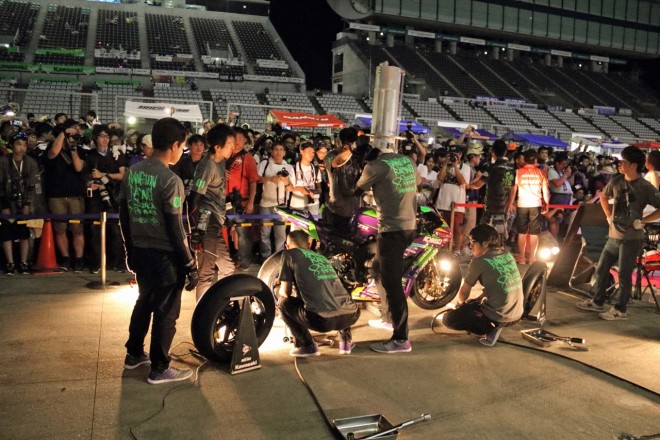 エヴァンゲリオンレーシングのピットストップ練習の風景