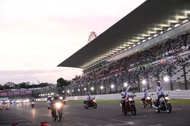 800台のバイクが参加した「バイクであいたいパレード」