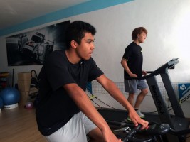 チームメイトのジェイデンとともにトレーニング