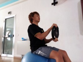 バランスとウェイト使って体幹を鍛える