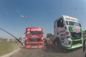 性能面はもちろん、安全面でも独自の機構を数多く採用する。ときには縁石が剥がれるほどの激しいバトルも