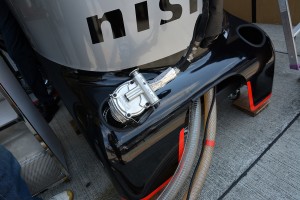 給油塔のカバーに開けられた穴には、インパクトレンチを収められる。