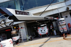 電光掲示が備わったブームに、新形状の給油タワー。ニッサン陣営がこの富士から持ち込んだ。