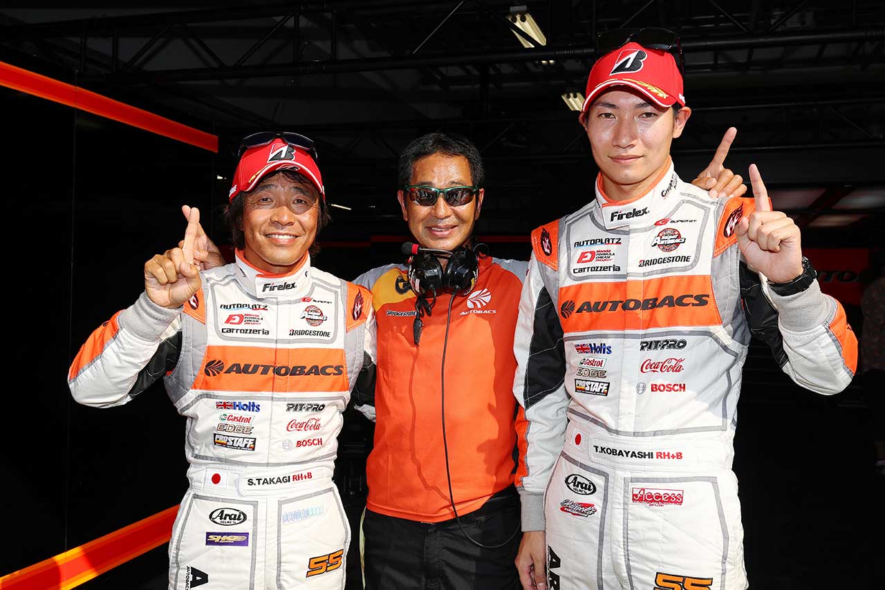 2016スーパーGT第5戦富士 ポールポジションを獲得したARTA BMW M6 GT3の高木真一（左）と小林崇志（右）、土屋圭市エグゼクティブ・アドバイザー（中央）