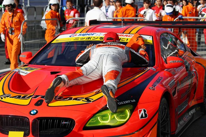 レース後、喜びを爆発させる高木真一（ARTA BMW M6 GT3）