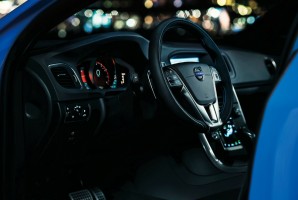 パンチングレザーの専用ステアリングを始め、インテリアにも数々の専用装備を採用