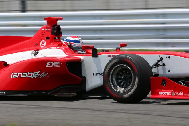 決勝スタート時に通常のミディアムか、赤いラインの入ったソフトのどちらを履くかもポイント