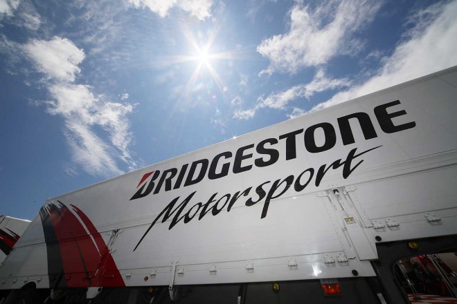 持ち込みタイヤは1台あたり40本も増加するので、タイヤメーカーは大忙し