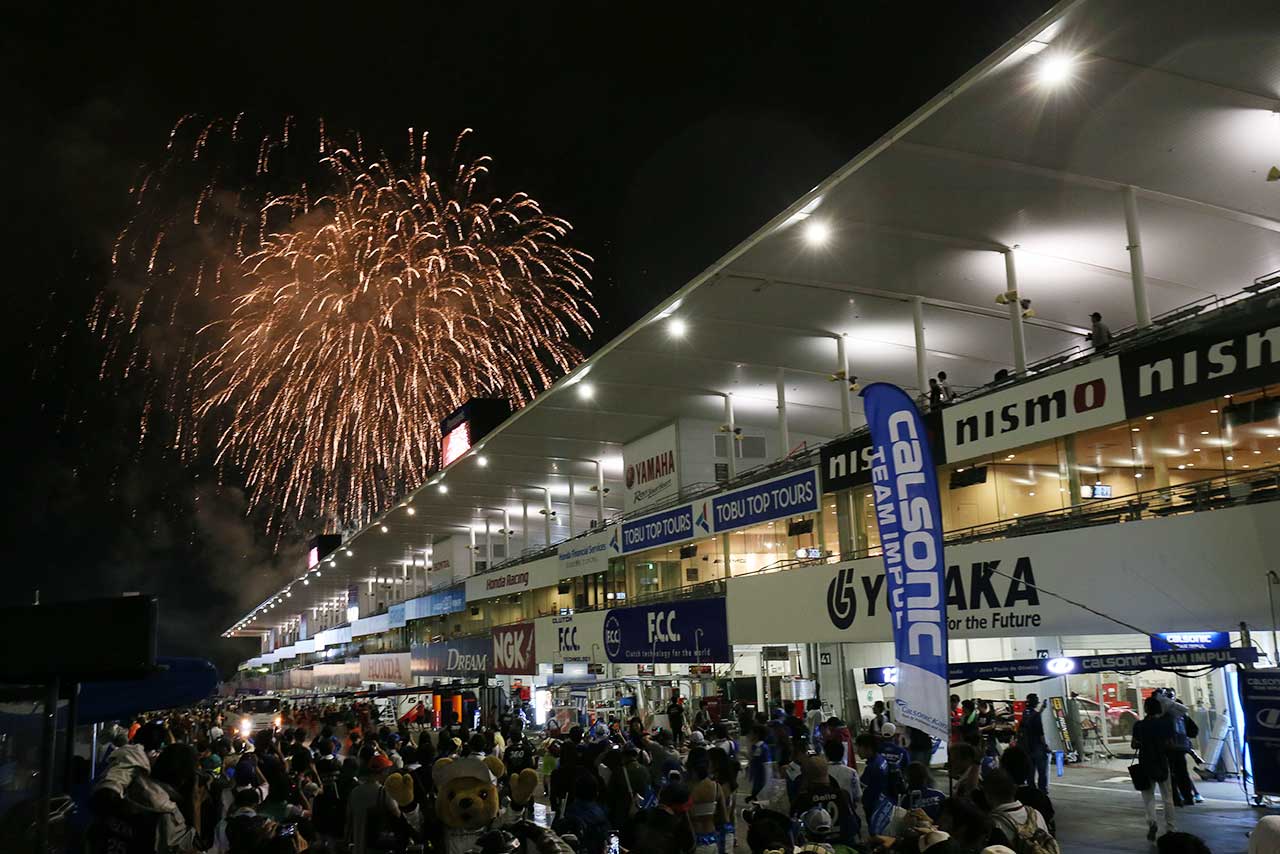 観客だけでなく、レースを戦い抜いたドライバーやメカニックなど、チーム関係者にとっても夜の表彰式は感動を呼ぶ