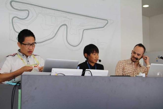 “師匠”のピエール北川氏とレースアナウンスを行う東鼓太朗さん