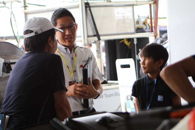 東鼓太朗さんは、ピエール北川氏とともに、チーム関係者も取材