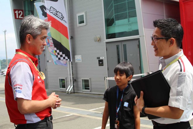 東鼓太朗さんは、ピエール北川氏とともに、チーム関係者も取材